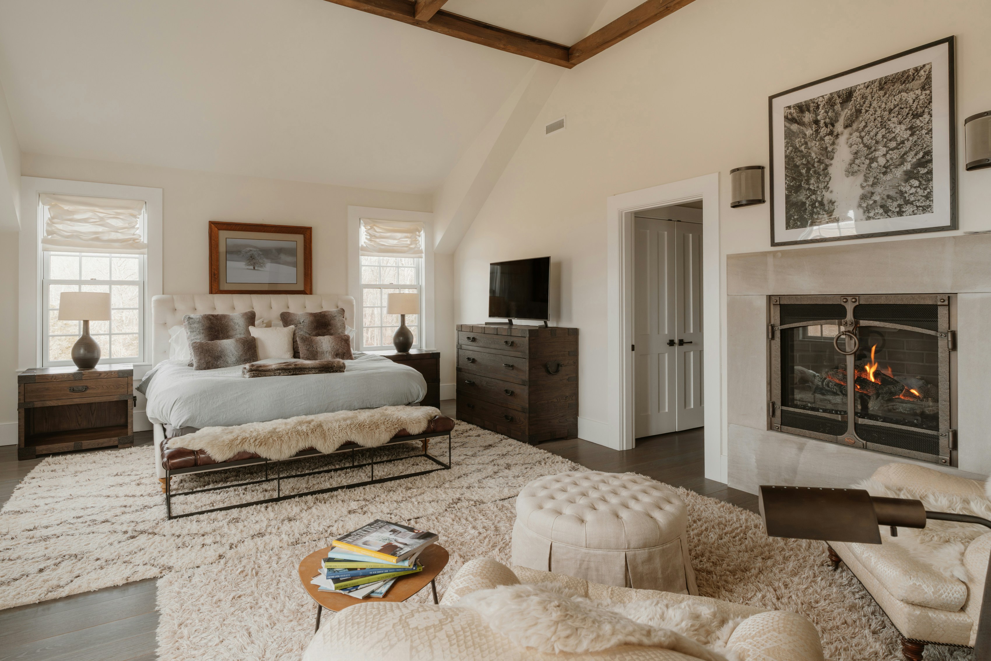 Chambre cosy avec literie blanche au Clos des Lumières