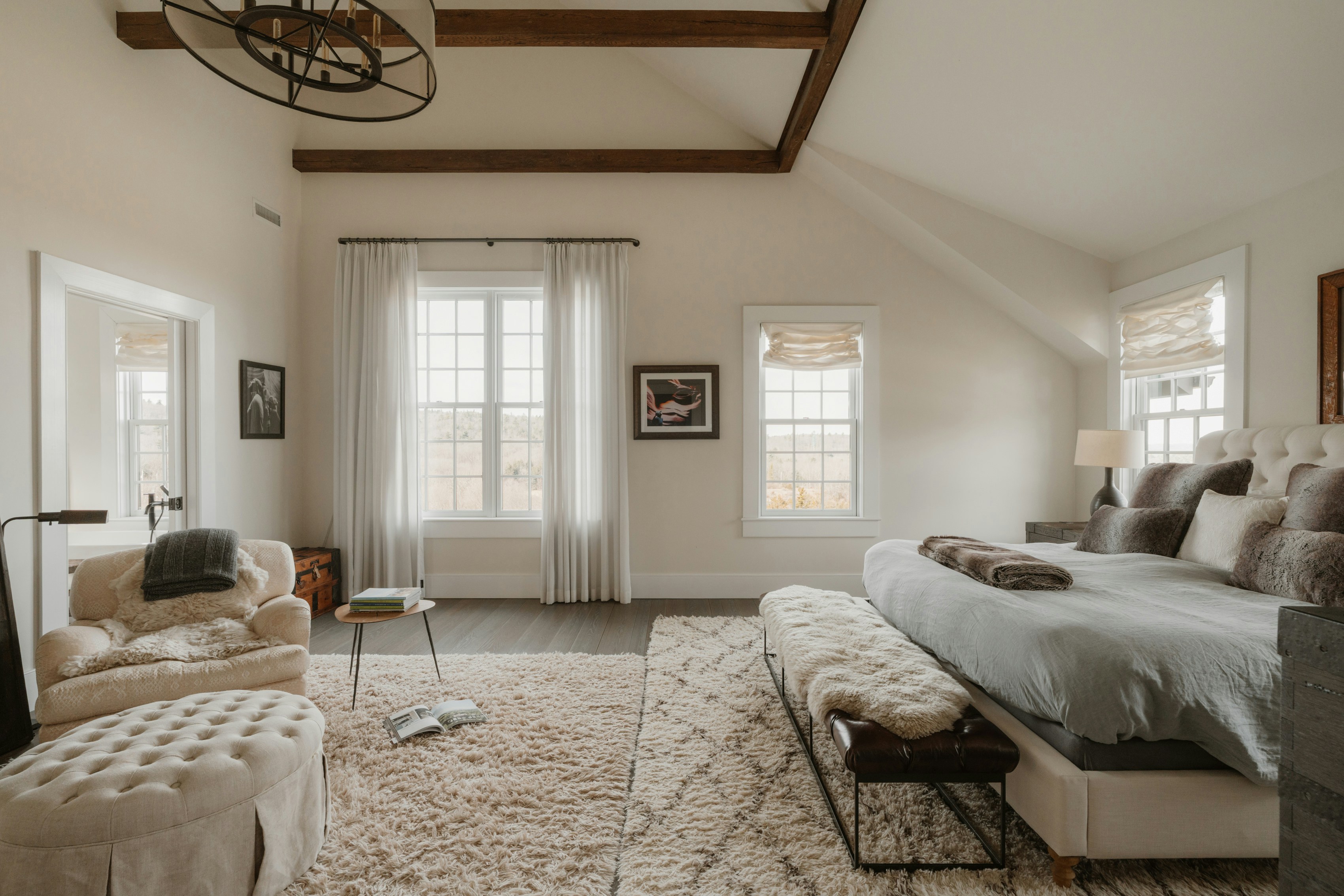 Détail chambre — linge de lit soigné et volets bois