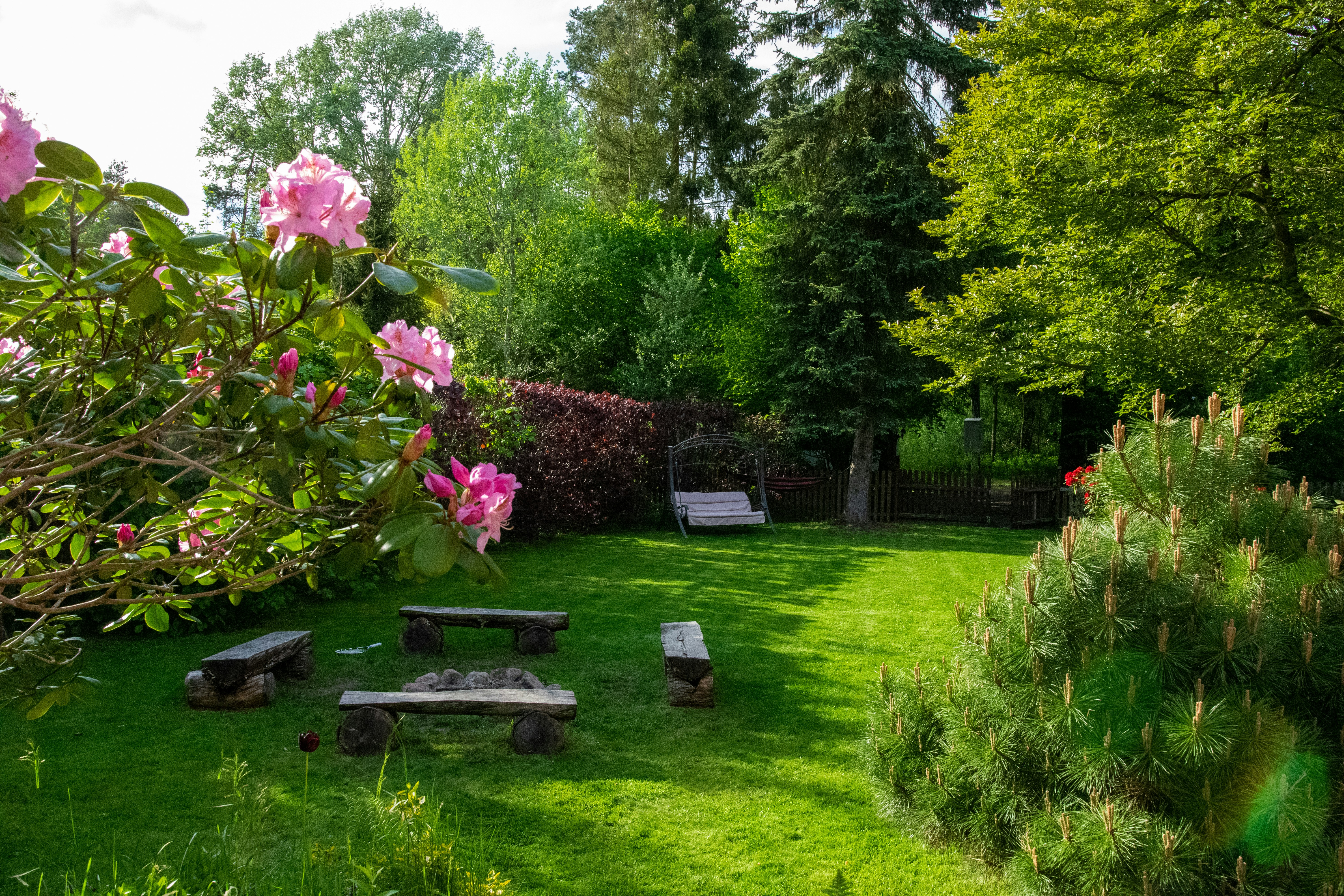 Jardin et terrasse du Clos des Lumières baignés de lumière