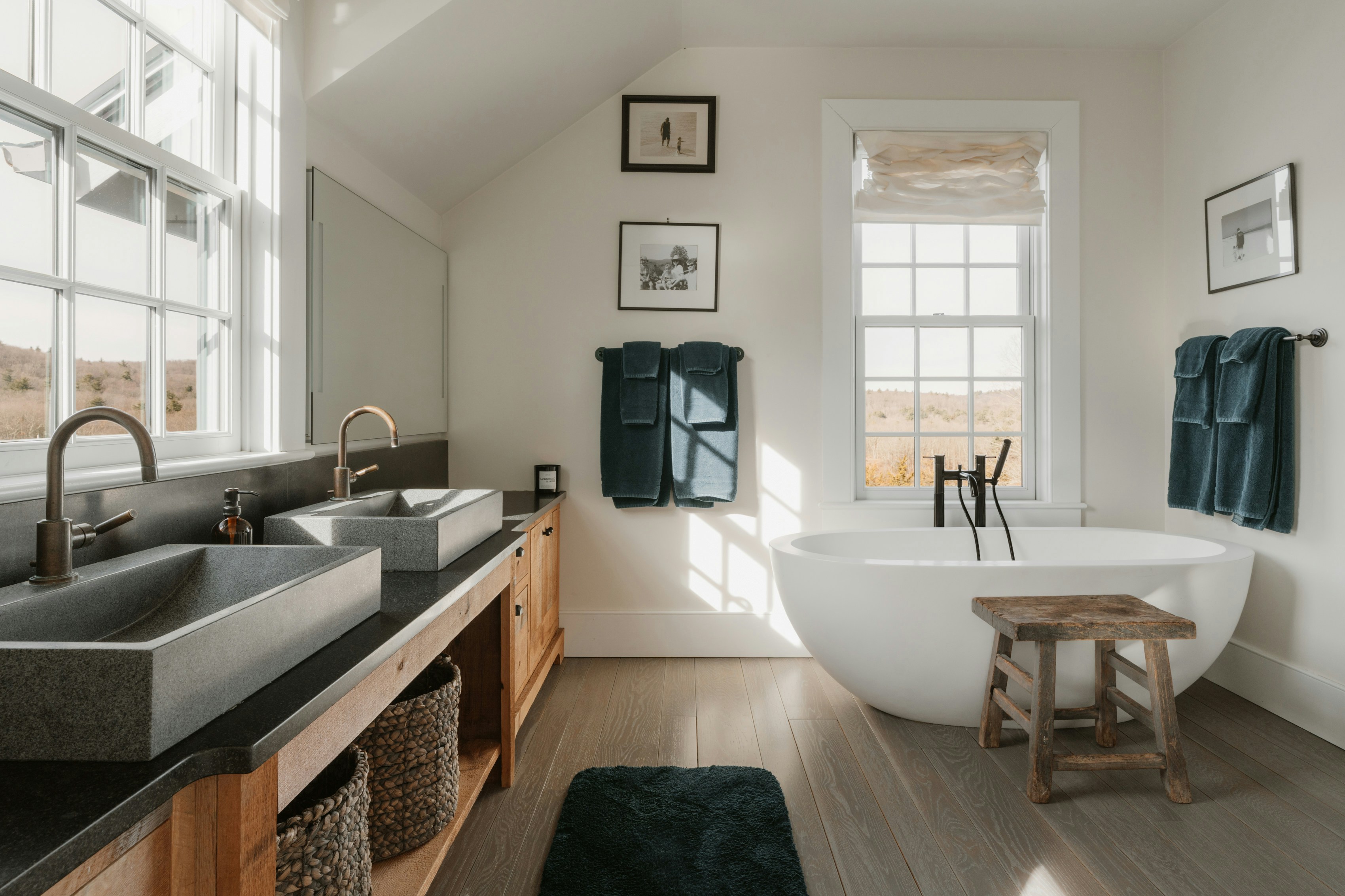 Détail salle de bain — serviettes et produits